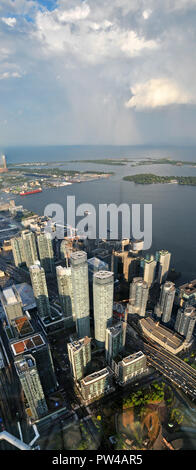 Um Kanada - vertikales Panoramabild vom CN Tower, Blick nach Süden Osten Stockfoto