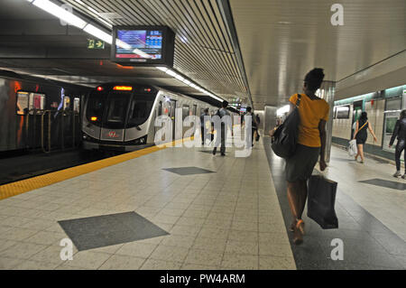 Um Kanada - Toronto U-Bahn Station Stockfoto