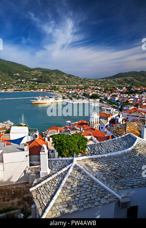 Panoramablick über Skopelos Stadt von Kastro (wörtlich "Schloss") Nachbarschaft. Insel Skopelos, Nördliche Sporaden, Thessalien, Griechenland. Stockfoto