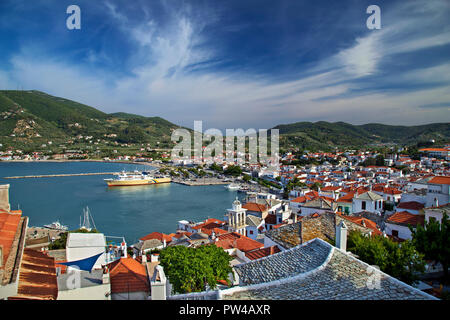 Panoramablick über Skopelos Stadt von Kastro (wörtlich "Schloss") Nachbarschaft. Insel Skopelos, Nördliche Sporaden, Thessalien, Griechenland. Stockfoto