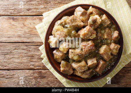 Diese authentische Schweinefleisch Chile verde Rezept. Zarte Schweinefleisch langsam mit einem grünen Chile Sauce (Salsa verde) Nahaufnahme auf die Platte. horizontal oben gekocht Stockfoto