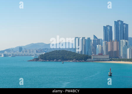 Gwangan Bridge und die Skyline von Haeundae in Busan Stockfoto