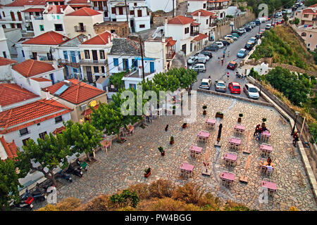 Blick auf den Platz unter Kastro ('Castle') und Milos Grillhaus - Taverne, Skopelos Stadt, Insel Skopelos, Nördliche Sporaden, Griechenland. Stockfoto