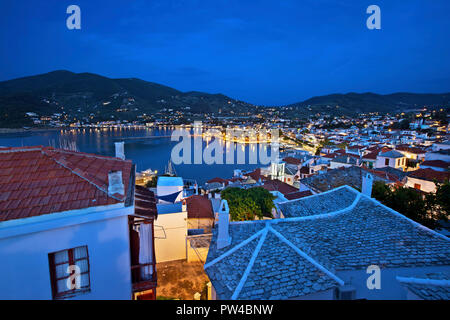 Panoramablick auf die Nacht Blick auf Skopelos Stadt von Kastro (wörtlich "Schloss") Nachbarschaft. Insel Skopelos, Nördliche Sporaden, Thessalien, Griechenland. Stockfoto