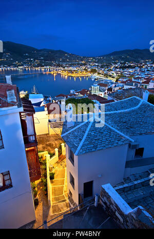 Panoramablick auf die Nacht Blick auf Skopelos Stadt von Kastro (wörtlich "Schloss") Nachbarschaft. Insel Skopelos, Nördliche Sporaden, Thessalien, Griechenland. Stockfoto