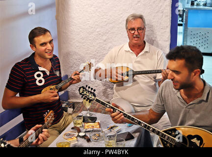 Berühmte Rebetiko Musiker und Sänger, Giorgos Xintaris, mit seinen Söhnen, Antonis & Thodoris, spielen Bei "Anatoli' Taverne, Skopelos Stadt, Insel Skopelos. Stockfoto