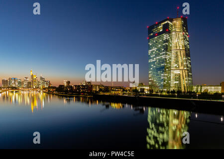 Frankfurt Europäische Zentralbank Tower, Main und Skyline bei Nacht Stockfoto