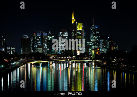 Frankfurt am Main, 10. Oktober. 2018 - Blick auf die Skyline über den Main bei Nacht Stockfoto