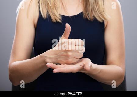 Nahaufnahme von einer Frau, die Hände mit Zeichensprache Stockfoto
