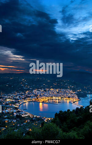 Panoramablick über Skopelos Stadt, Insel Skopelos, Nördliche Sporaden, Mangessia, Thessalien, Griechenland. Blick vom Berg Palouki. Stockfoto