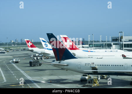 International Airlines, Delta, Schweizer ir und israelische Flugzeuge auf dem Vorfeld auf der Internationalen Terminlal 4 am Flughafen JFK in New York City. Viele Flüge verlassen am frühen Abend am Morgen in Europa zu kommen. Stockfoto