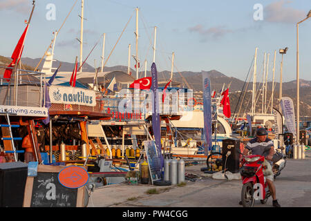 Szenen rund um den Hafen in Kas, Türkei Stockfoto