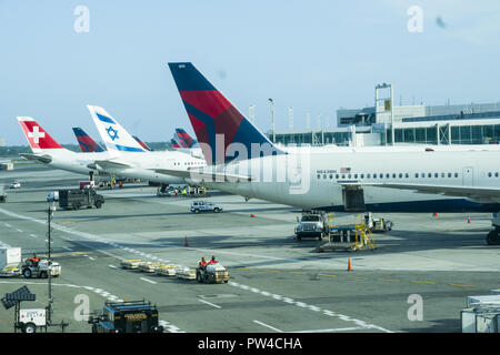 International Airlines, Delta, Schweizer ir und israelische Flugzeuge auf dem Vorfeld auf der Internationalen Terminlal 4 am Flughafen JFK in New York City. Viele Flüge verlassen am frühen Abend am Morgen in Europa zu kommen. Stockfoto