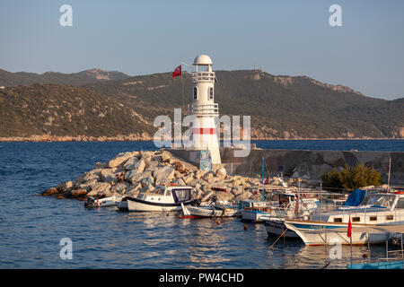 Leuchtturm am Hafen in Kas, Türkei Stockfoto