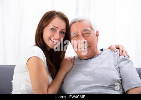 Porträt Der glückliche Vater und Tochter in die Kamera lächeln Stockfoto