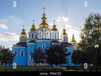 St. Michael's Golden-Domed Kloster Glocke an einem sonnigen Tag. Masse vorne oder Fassade Panoramablick. Kiew, Ukraine. Berühmten historischen Platz in der Stadt Kiew cen Stockfoto