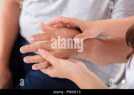 In der Nähe des Handgelenks ein Weibliches, der Arzt, der die Untersuchung des Patienten Stockfoto