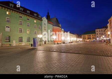 Krakauer Innenstadt, night skyline, kleinen Marktplatz mit historischen Gebäuden, Straßenlaternen, tief blauen Himmel. Stockfoto