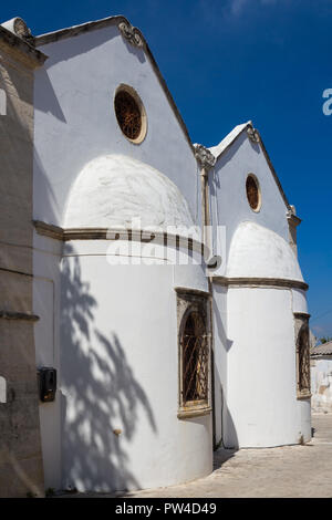 Details einer Kirche mit einer weißen Fassade, im Gegensatz zu einem strahlend blauen Himmel. Mountain Village Chersonissos, Kreta, Griechenland. Stockfoto