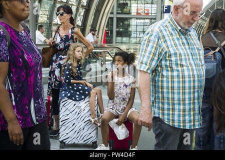 Die Plattformen an der 'Hauptbahnhof', Hauptbahnhof in Berlin, Deutschland immer mit Sommerurlaub Reisende, da hier Ende Juli & August gesehen voll ist. Stockfoto