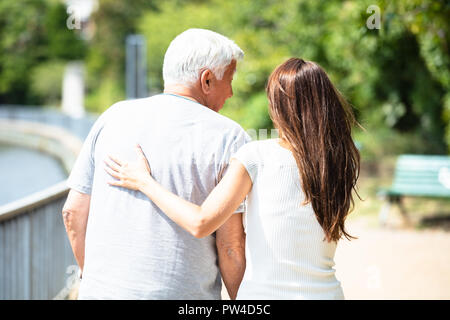 Nahaufnahme einer Frau Unterstützung ihr Vater beim Gehen mit Stock Stockfoto