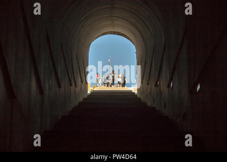 LOVCEN, Montenegro, September - Touristen zu Fuß auf einem steilen Weg zum mausoleum von Njegos Montenegro (1813-1851), Philosoph, Dichter und Herrscher Stockfoto