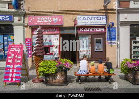 "Lody", Eiscreme Kegel sind sehr beliebt in Polen wie hier im Zentrum der Altstadt in Zielona Gora, Polen gesehen. "Kantor" ist eine Wechselstube und seit Polen hat seine eigene Währung, auch wenn ein Mitglied der EU, Kantoren reichlich sind im ganzen Land. Stockfoto