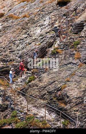 Menschen zu Fuß die Treppe zu Agios Ioannis ('Ai Giannis sto Kastri") Kirche, Insel Skopelos, Nördliche Sporaden, Magnessia, Thessalien, Griechenland. Stockfoto