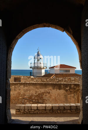 Leuchtturm von Peniscola von Papa Luna Schloss mit Mittelmeer als Hintergrund zu sehen. Peniscola ist ein beliebtes Reiseziel in Spanien. Stockfoto