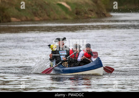 Menschen Bootfahren auf dem Fluss Gauja in Lettland, in ruhiger Natur Szene; Cilvēki pirātu tērpos piedalās komandu sacensībās. Pavasara brauciens pa Gaujas upi L Stockfoto