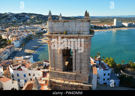 Glockenturm der Burg und Stadt Peniscola, Costa del Azahar, Provinz Castellon, Peniscola ist ein beliebtes Reiseziel in Spanien. Stockfoto