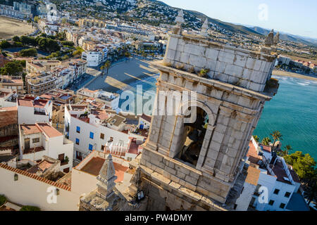 Glockenturm der Burg und Stadt Peniscola, Costa del Azahar, Provinz Castellon, Peniscola ist ein beliebtes Reiseziel in Spanien. Stockfoto