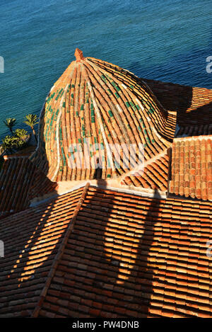 Dach von Peniscola, Costa del Azahar, Provinz Castellón, Valencia. Peniscola ist ein beliebtes Reiseziel in Spanien. Stockfoto