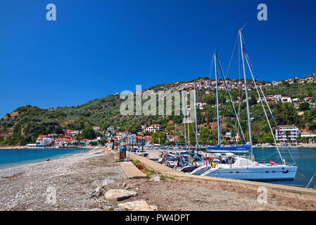 Glossa Stadt (bis) und seinen Hafen Loutraki (nach unten), Insel Skopelos, Nördliche Sporaden, Magnessia, Thessalien, Griechenland. Stockfoto