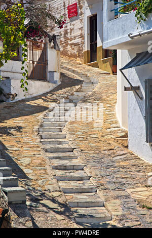 Malerische Gasse in Glossa Stadt, Insel Skopelos, Nördliche Sporaden, Magnessia, Thessalien, Griechenland. Stockfoto