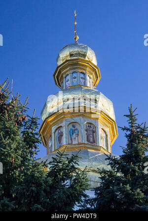Golden-Domed Glockenturm in der Nähe von Pechersk Lavra an einem sonnigen Tag. Boden von der Seite. Kiew, Ukraine. Berühmte historische Ort in Kiew Stadtzentrum. Touristische attr Stockfoto