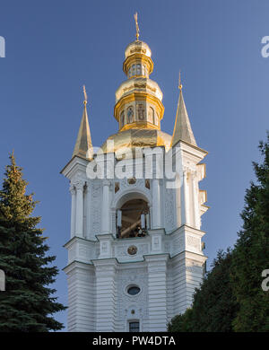 Golden-Domed Glockenturm in Pechersk Lavra an einem sonnigen Tag. Boden von der Seite. Kiew, Ukraine. Berühmte historische Ort in Kiew Stadtzentrum. Touristisch attraktive Stockfoto