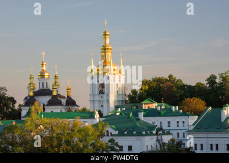 Golden-Domed Glockenturm in Pechersk Lavra an einem sonnigen Tag. Masseseite Panoramablick. Kiew, Ukraine. Berühmte historische Ort in Kiew Stadtzentrum. Touris Stockfoto