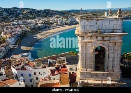 Glockenturm der Burg und Stadt Peniscola, Costa del Azahar, Provinz Castellon, Peniscola ist ein beliebtes Reiseziel in Spanien. Stockfoto