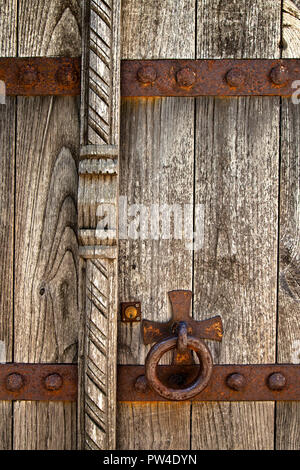 Schöne alte, hölzerne Tür von Episkopi, 'castlelike 'venezianisches Gebäude aus dem 16. Jahrhundert, Skopelos Stadt, Insel Skopelos, Sporaden, Griechenland. Stockfoto