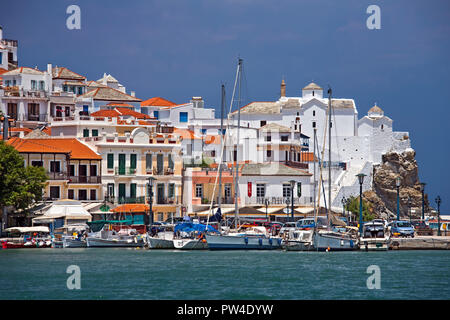 Die Kirche der Jungfrau Maria (bekannt als "panagitsa Turm") in Skopelos Stadt, Insel Skopelos, Nördliche Sporaden, Magnessia, Thessalien, Griechenland. Stockfoto