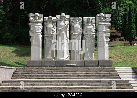 Vilnius Friedhof, Blick auf das Denkmal in Antakalnis Friedhof zu Soldaten der Roten Armee, die im Zweiten Weltkrieg starben, Vilnius, Litauen. Stockfoto