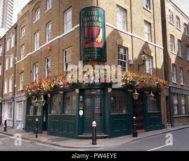 Blumen auf der Hand & Scheren Pub, London Stockfoto