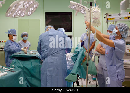 Chirurgische Eingriffe bei der Geburt im Krankenhaus, Kaiserschnitt, Tschechische Republik Stockfoto