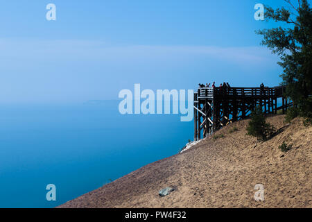 Lookout9 am National Lakeshore der Sleeping Bear Dunes entlang Pierce Stocking Scenic Drive in Empire, Michigan, die über eine Sanddüne in Richtung Stockfoto