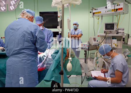 Chirurgische Eingriffe bei der Geburt im Krankenhaus, Kaiserschnitt, Tschechische Republik Stockfoto