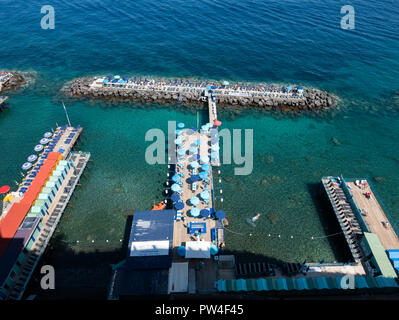 Baden Plattformen über das Meer, Sorrento, Kampanien, Italien. Stockfoto