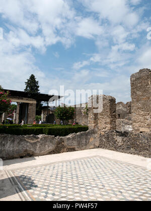 Fliesen in den Ruinen von Pompeji, die durch vulkanische erruption des Vesuv im Jahr 79 N.CHR. zerstört. Pompei, Kampanien, Italien. Stockfoto