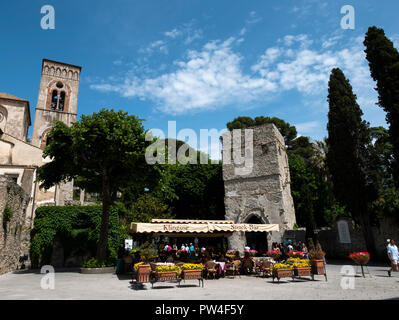 Cafés auf dem zentralen Platz, Ravello, Kampanien, Italien. Stockfoto