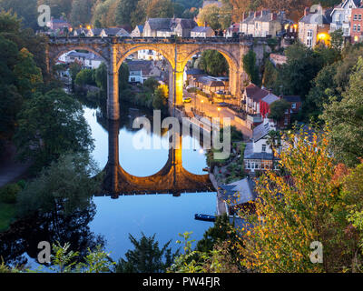 Railay Viadukt über den Fluss Nidd in der Dämmerung im frühen Herbst aus dem Schlosspark in Knaresborough North Yorkshire England Stockfoto